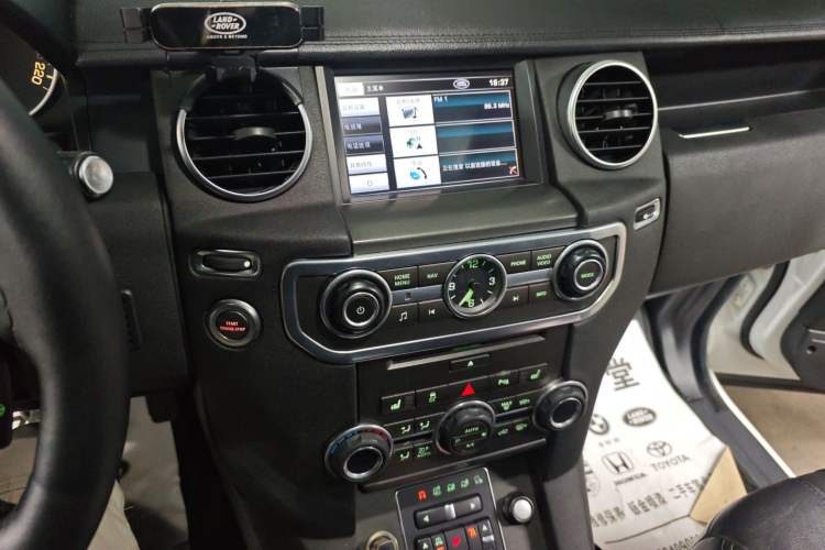 Used Land Rover Discovery 2013 3.0 SDV6 HSE Diesel Edition Audio And AC Panel