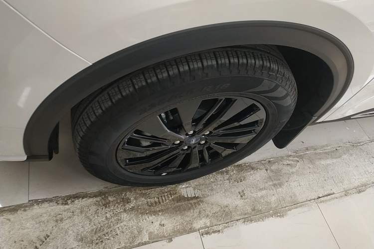 Used Ford Escape 2024 EcoBoost 245 Two-Wheel-Drive Titanium Edition Left Front Wheel Hub