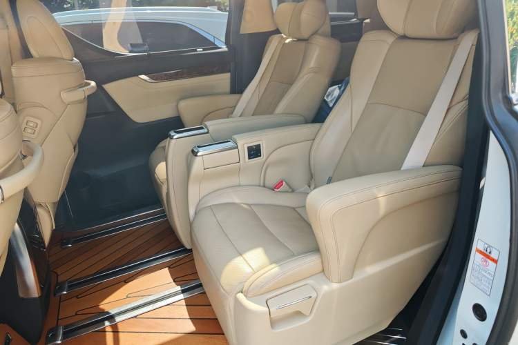 Used Toyota Alphard 2021 Dual-Engine 2.5L Luxury Edition