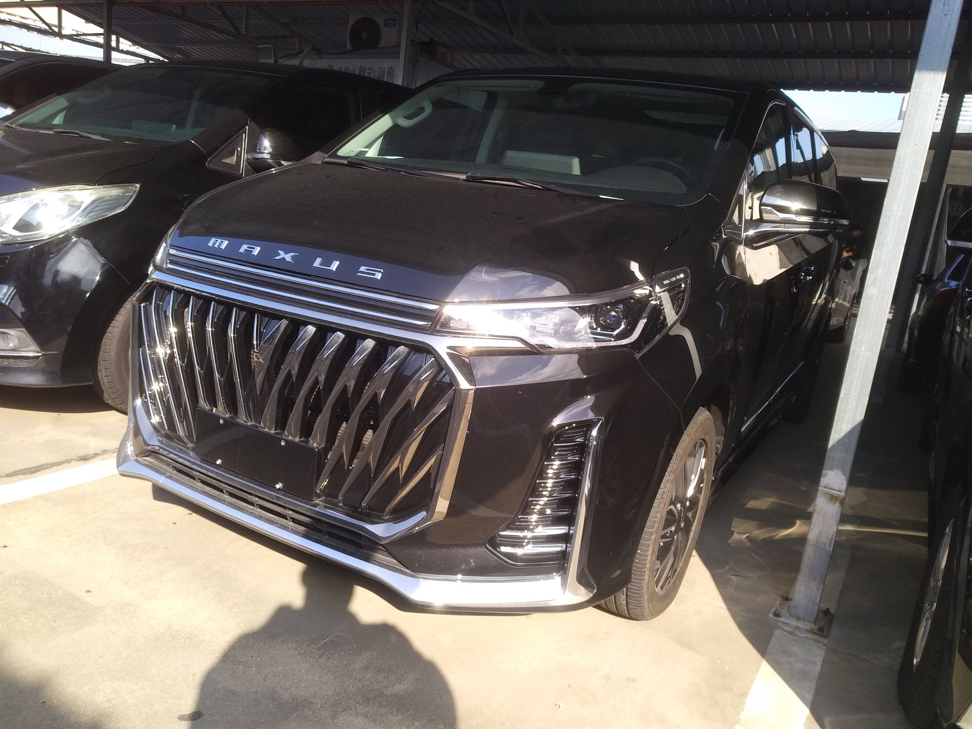 تحت مقدمة السيارة