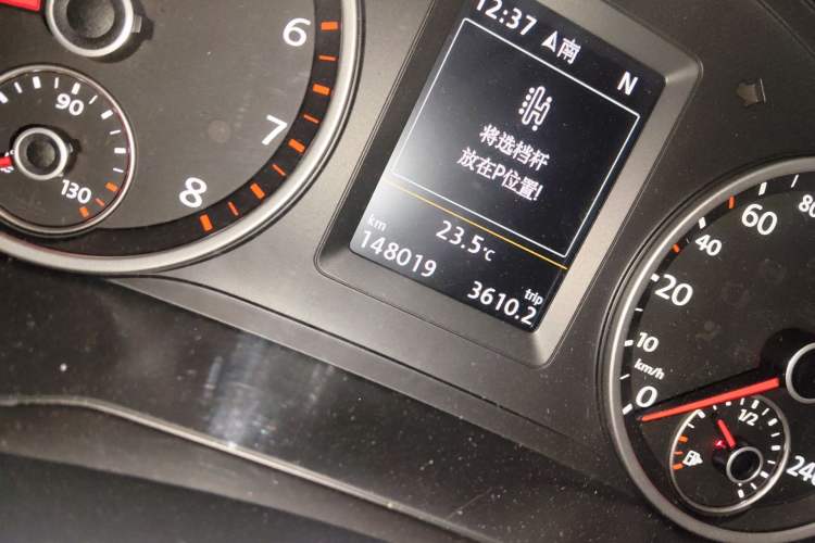 Used Volkswagen Tiguan 2015 2.0 TSI Automatic All-Wheel Drive Luxury Edition Odometer Close Up