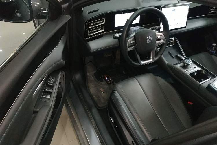 Used BYD Qin L 2025 DM-i Smart Drive 120KM Leading Model
