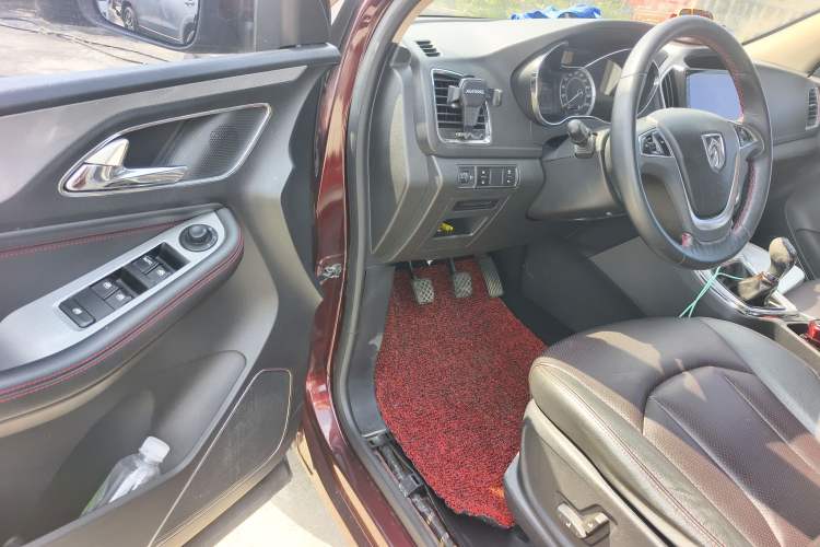 Used Baojun 560 2015 1.8L manual luxury version
