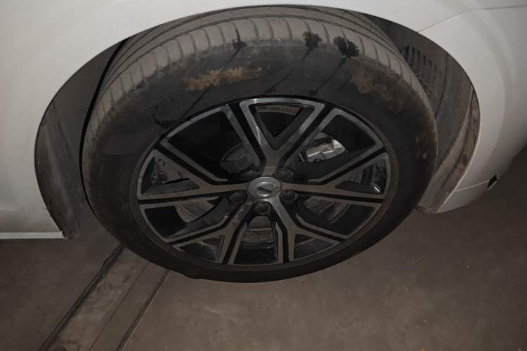 Used Volvo S60 2025 B4 Zhiyi Luxury Edition Right Front Wheel Hub