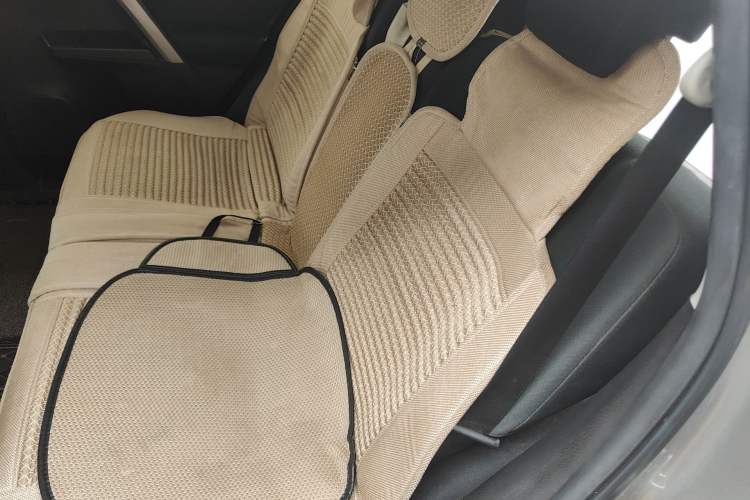 Used Toyota RAV4 2019 2.0L CVT Two-Wheel Drive Luxury Version China VI Standard Left Rear Seat