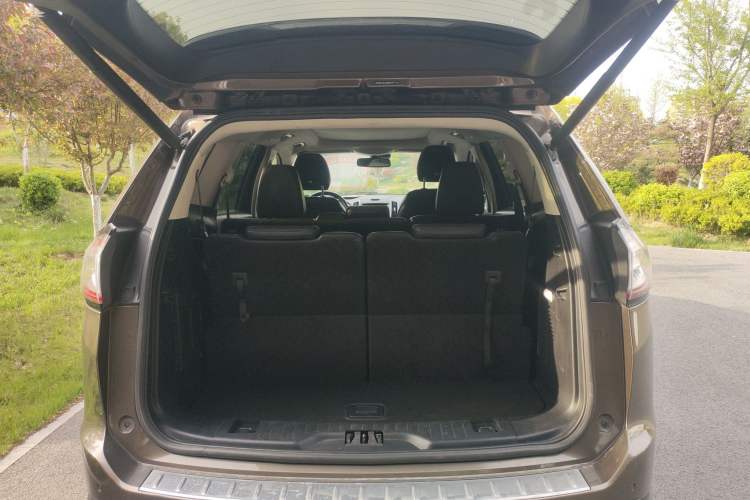 Used Ford Edge 2017 EcoBoost 245 Two-Wheel-Drive Sporty 7-Seater Trunk