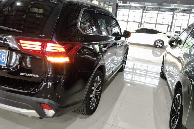 Used Mitsubishi Outlander 2016 2.4L 4x4 Luxury Edition 7-Seater
