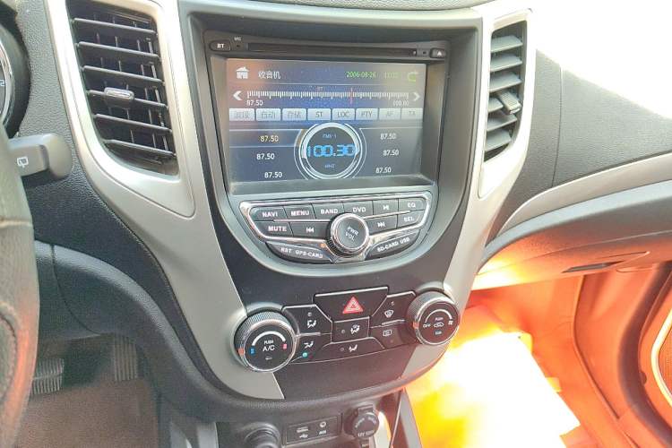 Used CHANGAN CS35 2012 1.6L Automatic Luxury Version China IV Standard Audio And AC Panel