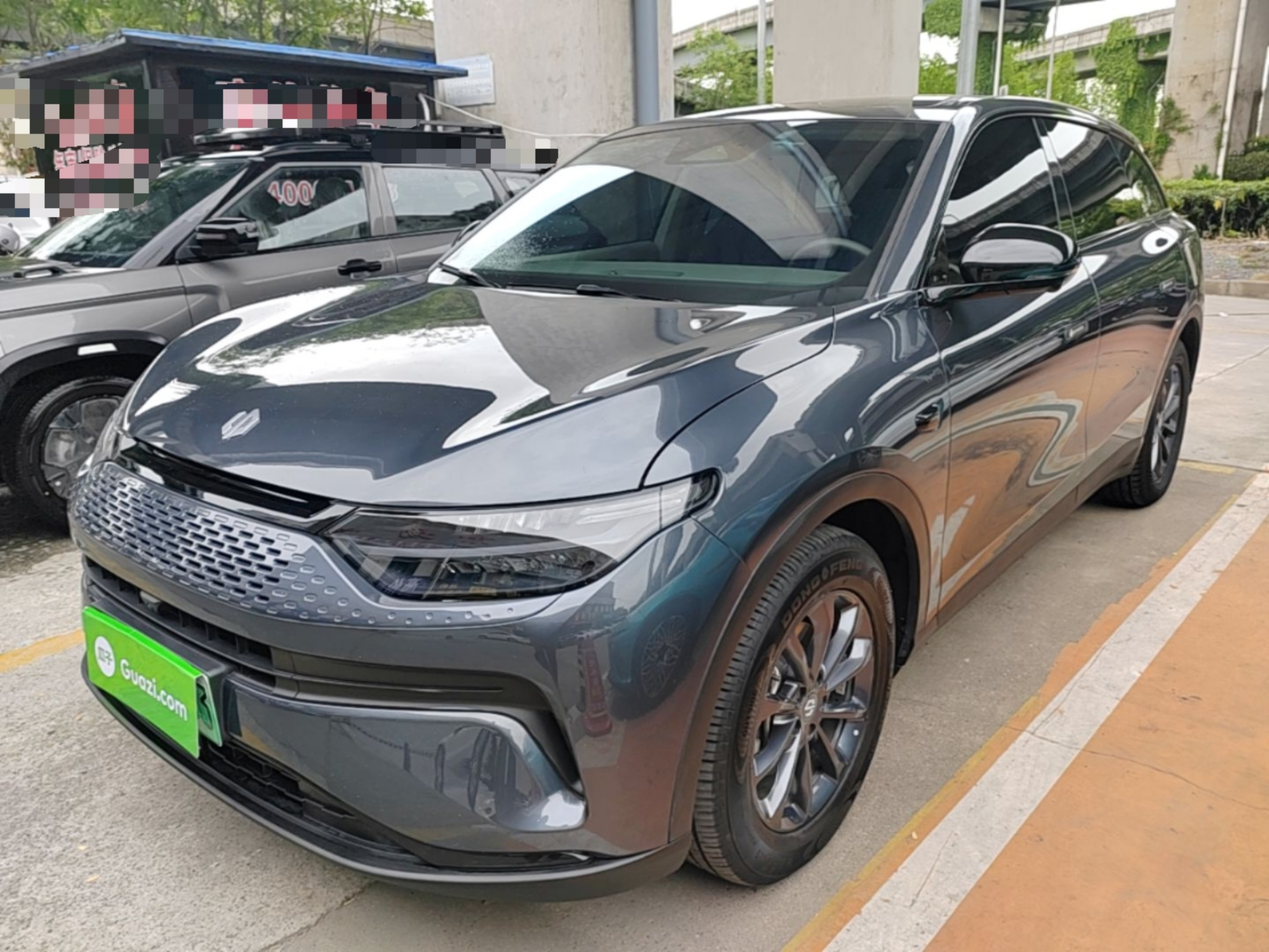 Под передней частью автомобиля