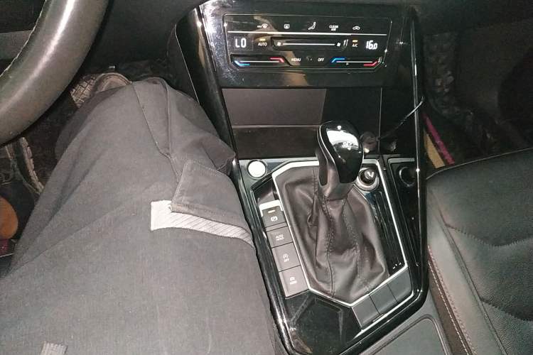 Used Volkswagen Tayron 2020 330TSI Two-Wheel Drive Luxury Smart Connectivity Version Gear Lever