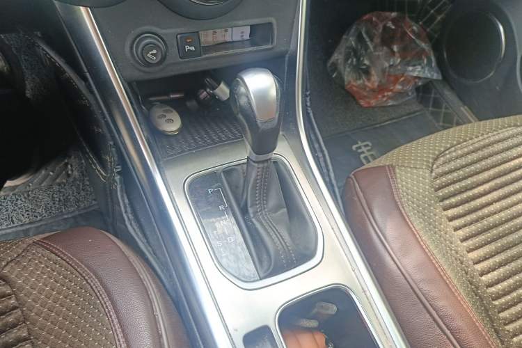 Used BYD Song 2017 Gaishe Upgrade Edition 1.5TID Automatic Elite Model Gear Lever