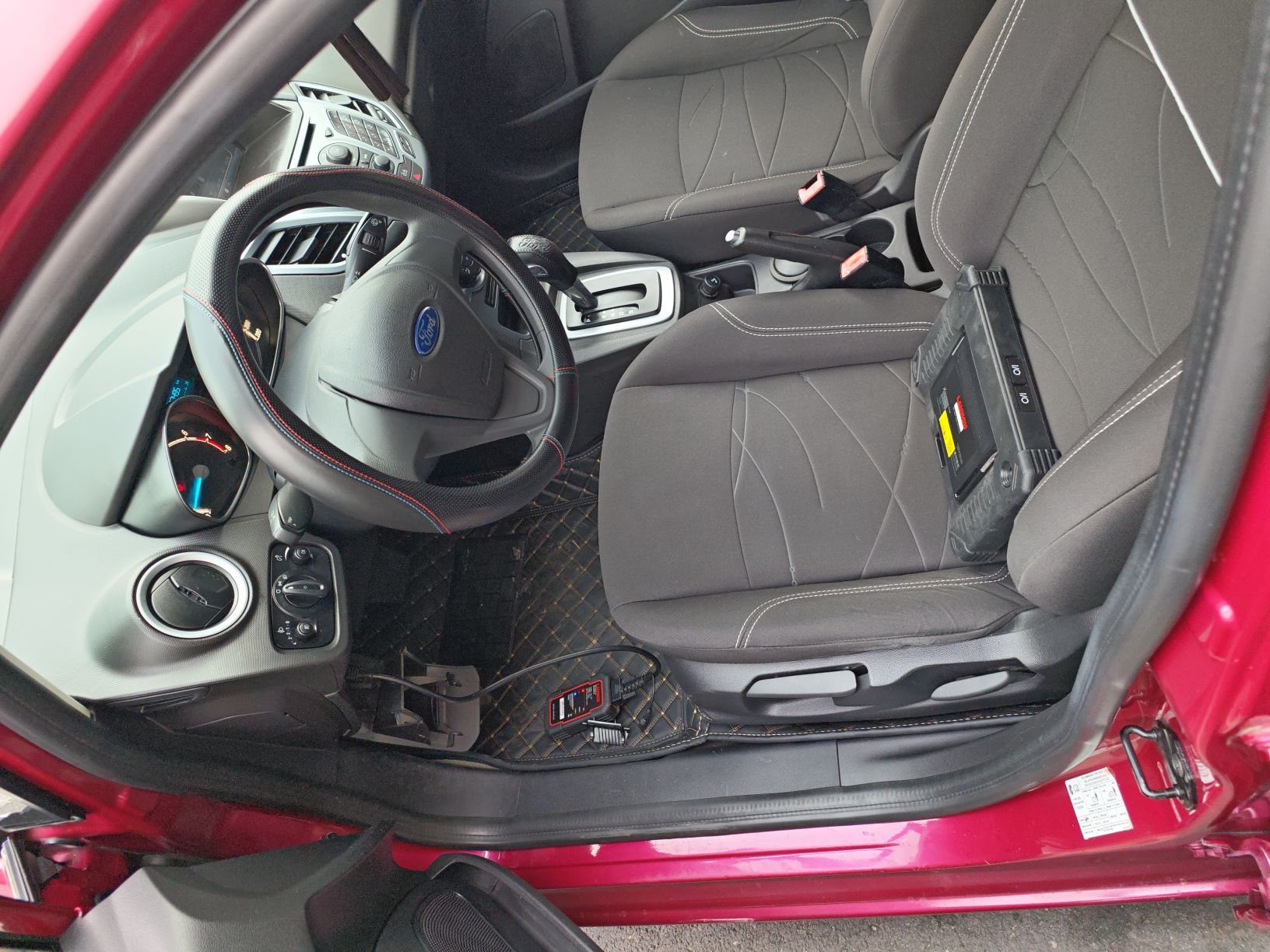 المقاعد الأمامية داخل السيارة