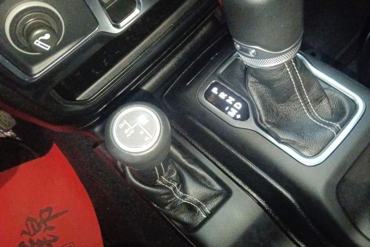 Used Jeep Wrangler 2019 2.0T Sahara Four-Door Version China VI Emission Standard
