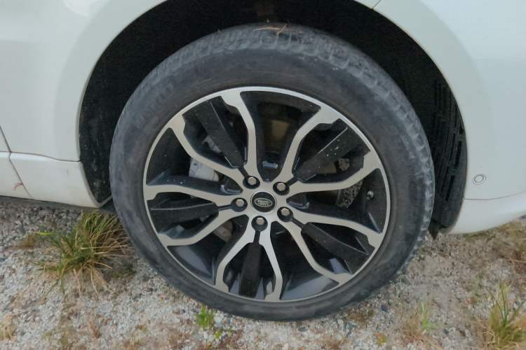 Used Land Rover Range Sport 2021 3.0 L6 YAO Black Edition Right Front Wheel Hub