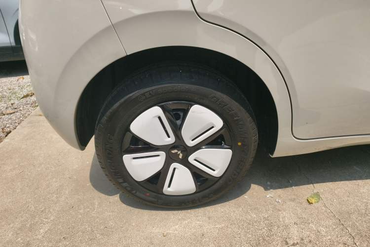 Used Wuling Hongguang MINIEV 2025 Four-Door Version Premium Edition Right Rear Wheel Hub