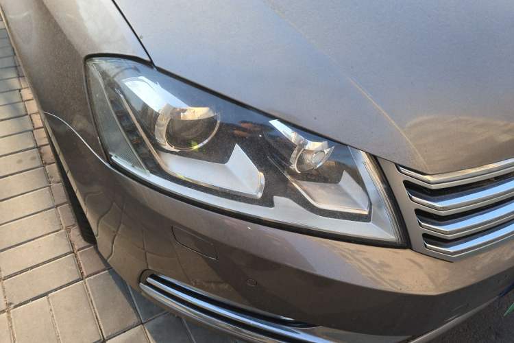 Used Volkswagen Magotan 2016 2.0 TSI Luxury Comfort Version Right Front Headlight