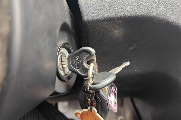 Used Dongfeng Fengon 370 2016 1.5L Manual Luxury Version SFG15-05 7 Seats Vehicle Key