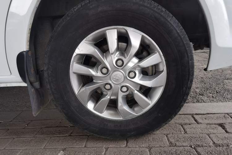 Used SAIC MAXUS Xintu V80 2021 2.0T PLUS Manual City Edition Short Wheelbase Ultra-Low Roof—7/8/9-Seater Right Front Wheel Hub