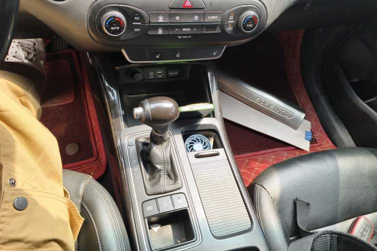 Used Kia Sorento 2015 Sorento L 2.4L Gasoline 4WD Elite Edition 7 Seats China IV Standard
