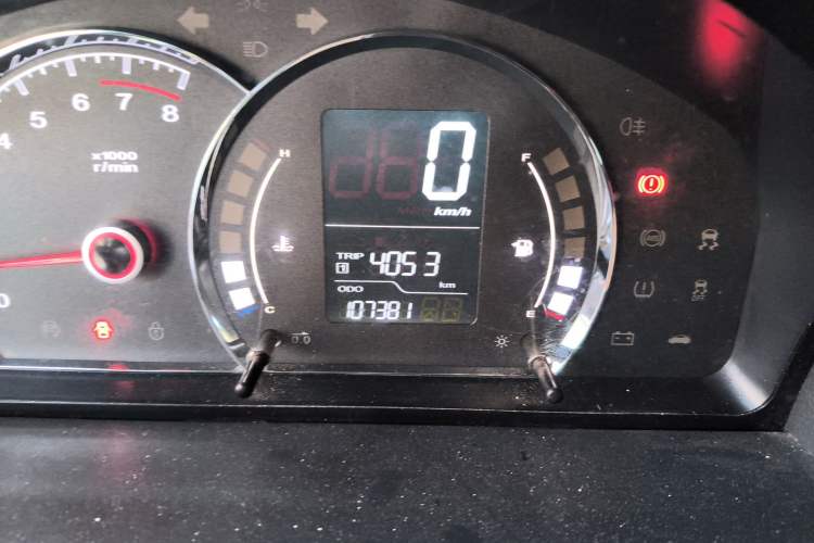 Used Roewe 350 2014 1.5L Manual Swift Edition Odometer Close Up