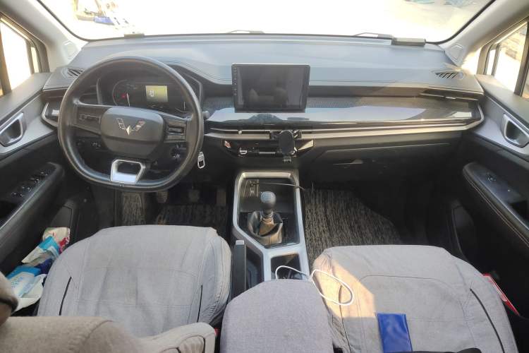 Used Wuling Jiachen 2022 1.5L Manual Enjoyment Elite Model Center Console