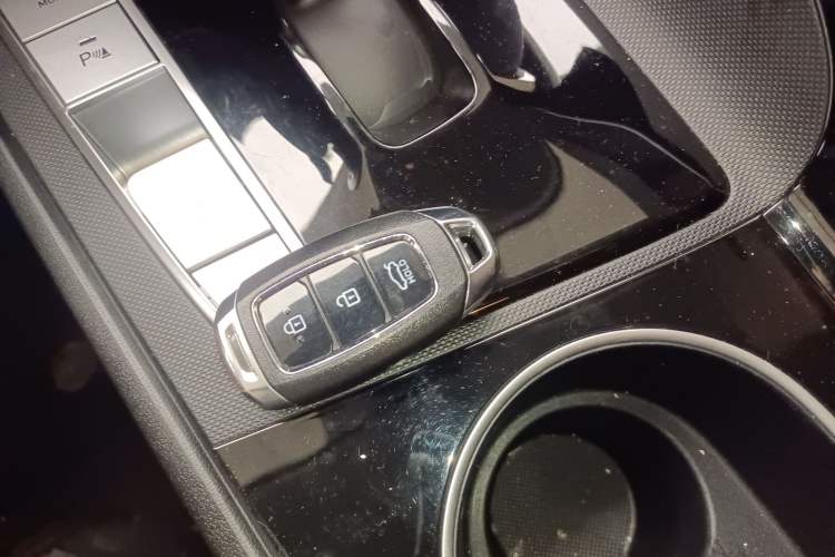 Used Hyundai Elantra 2021 1.5L CVT LUX Prestige Edition Interior 1