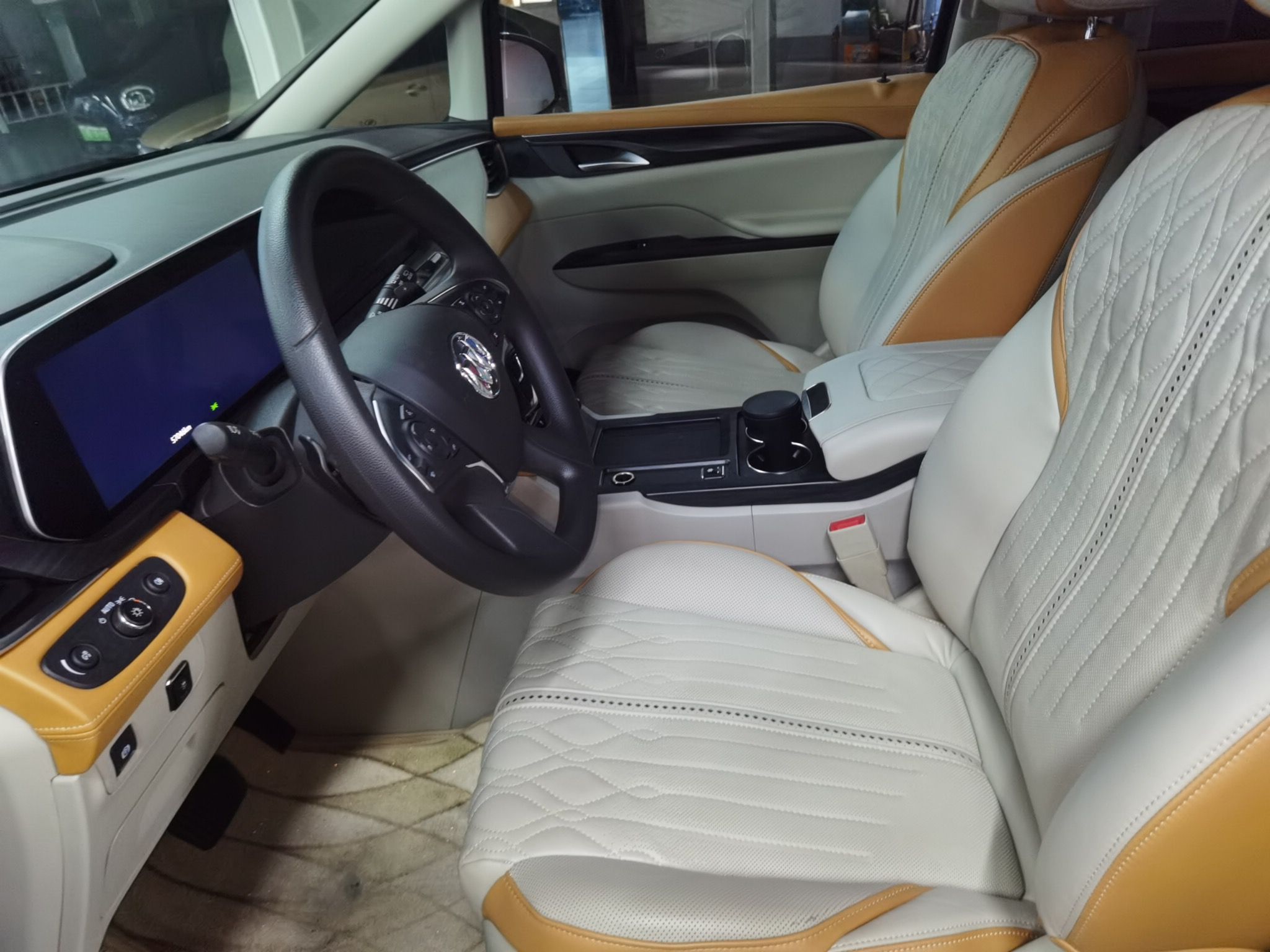 المقاعد الأمامية داخل السيارة