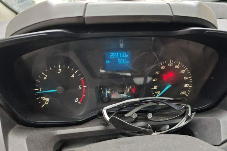 Used Ford Transit 2017 2.0T Diesel Multi-Function Commercial Vehicle Mid-Drive Mid-Roof China V Standard