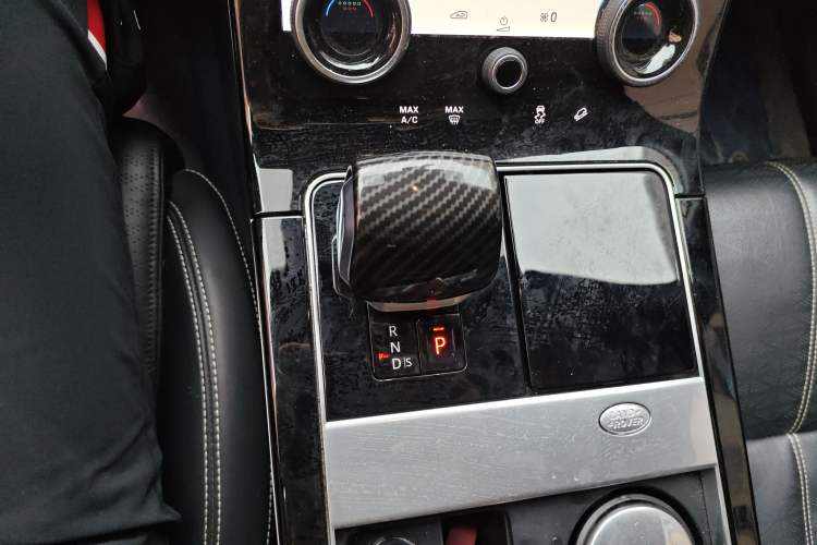 Used Land Rover Range Velar 2022 250 PS Sparkling Heritage Edition Gear Lever