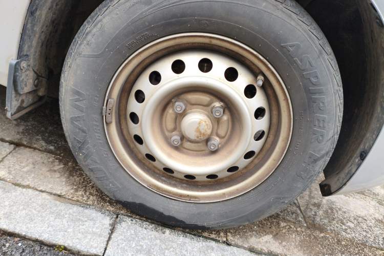 Used Wuling Hongguang V 2021 1.5L Jingqu Version LAR Right Front Wheel Hub