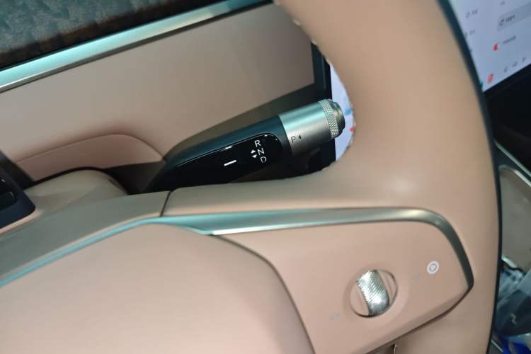 Used ONVO Luxeed L90 2025 Model—Max Six-Seater Version Gear Lever