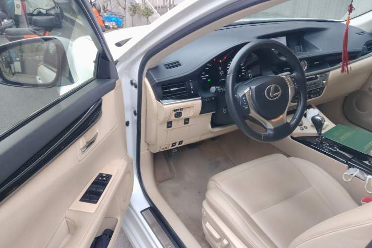 Used Lexus ES 2013 300h Elite Edition