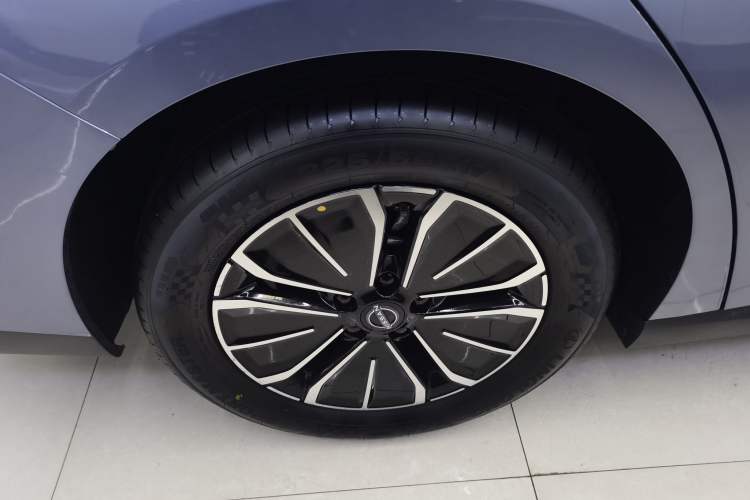 Used Nissan N6 2026 Model 180 Max Exterior 5