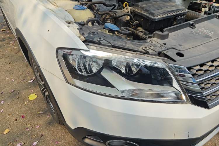 Used Volkswagen Cross Lavida 2014 1.6L Automatic Right Front Headlight