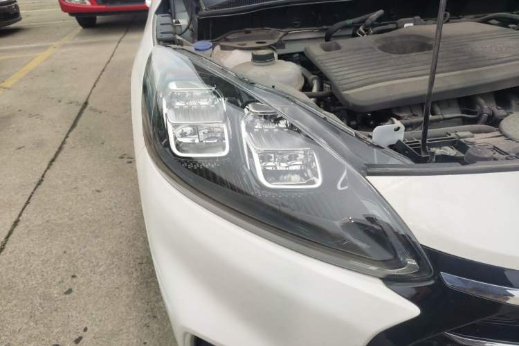 Used Ford Escape 2020 EcoBoost 245 Two-Wheel-Drive Titanium Edition Right Front Headlight