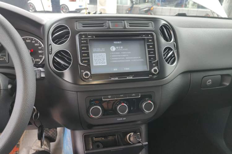 Used Volkswagen Tiguan 2016 300TSI Automatic Two-Wheel Drive Trend Edition Audio And AC Panel