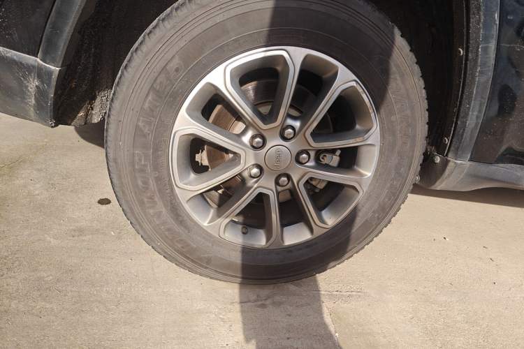 Used Jeep Grand Cherokee 2015 3.0L Elite Navigation Edition Right Front Wheel Hub