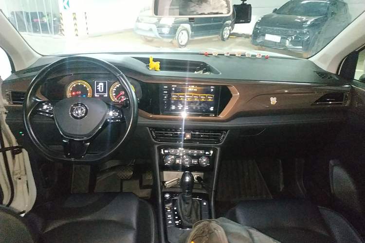 Used Volkswagen Tharu 2020 280TSI Two-Wheel Drive Luxury Plus Version China VI Standard Center Console