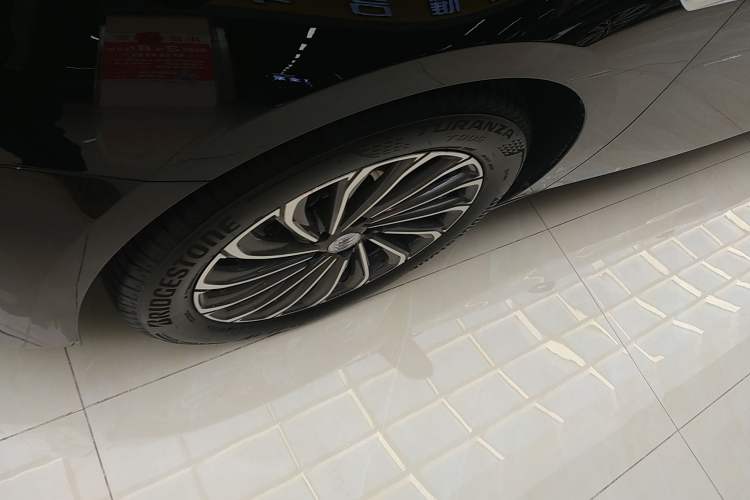 Used Buick LaCrosse 2023 28T Prestige Edition Left Front Wheel Hub