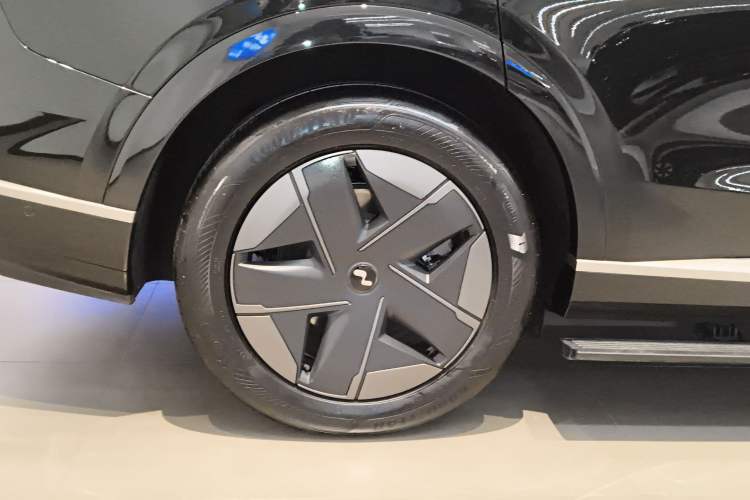 Used ONVO Luxeed L90 2025 Model—Ultra Six-Seater Version
