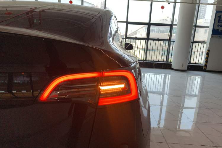 Used Tesla Model Y 2021 Standard Range Rear-Wheel Drive Version Right Rear Taillight