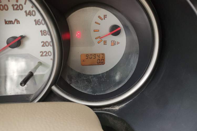 Used Nissan Livina 2010 Jingyue Edition 1.6L Manual All-Around Model Odometer Close Up