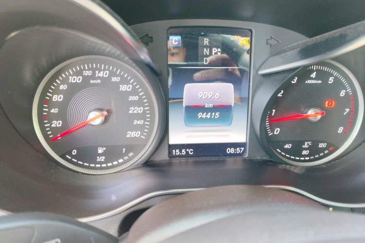 Used Mercedes-Benz GLC 2017 GLC 260 4MATIC Luxury Model Odometer Close Up