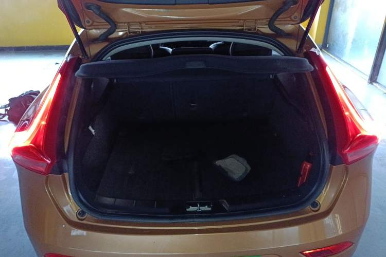 Used Volvo V40 2014 2.0T Zhiya Edition
