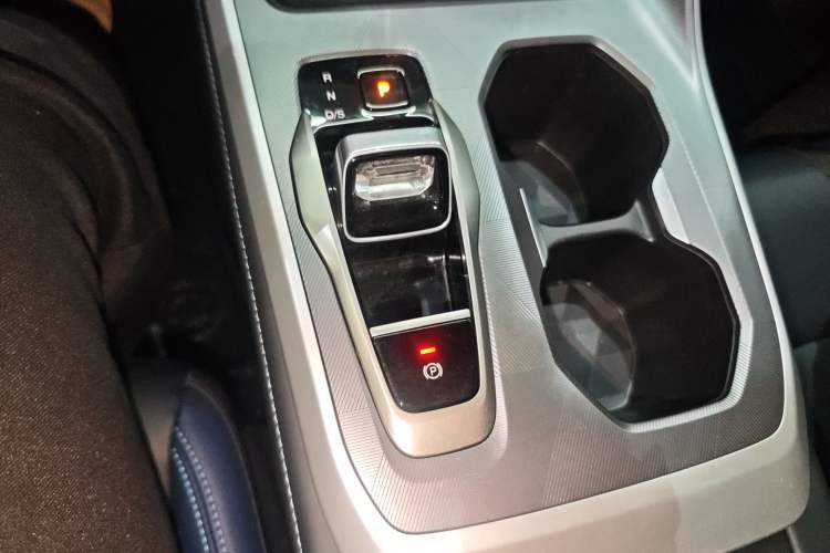 Used GAC Trumpchi GS3 2025 Shadow Speed 270T Enjoyment Edition Soaring to New Heights Gear Lever