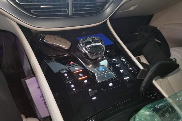 Used Denza D9 2024 DM-i 1050 Luxury Model
