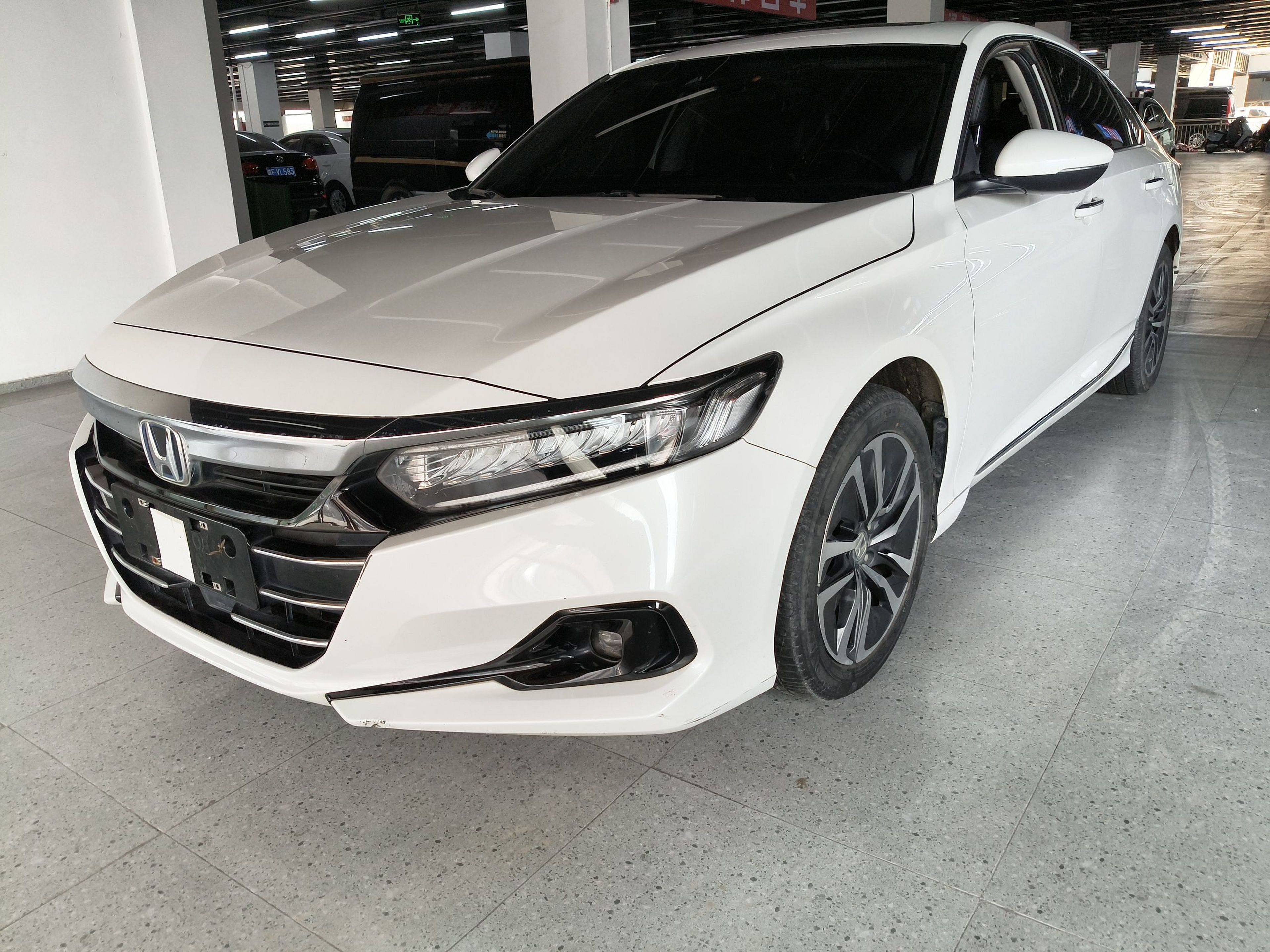 تحت مقدمة السيارة