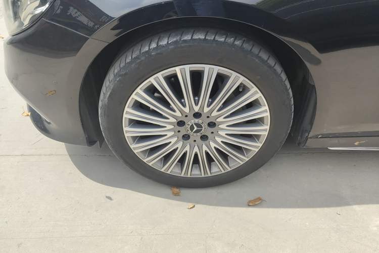 Used Mercedes-Benz E-Class 2019 Restyled E 300 L Sporty and Stylish Edition Exterior 4