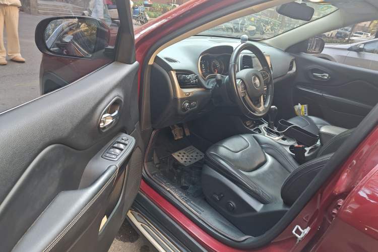 Used Jeep Cherokee 2016 2.4L Leading Edition
