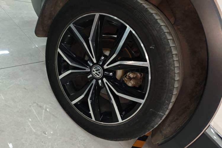 Used Volkswagen Tiguan L 2019 330TSI Automatic Two-Wheel Drive Smart Luxury Version China VI Standard
